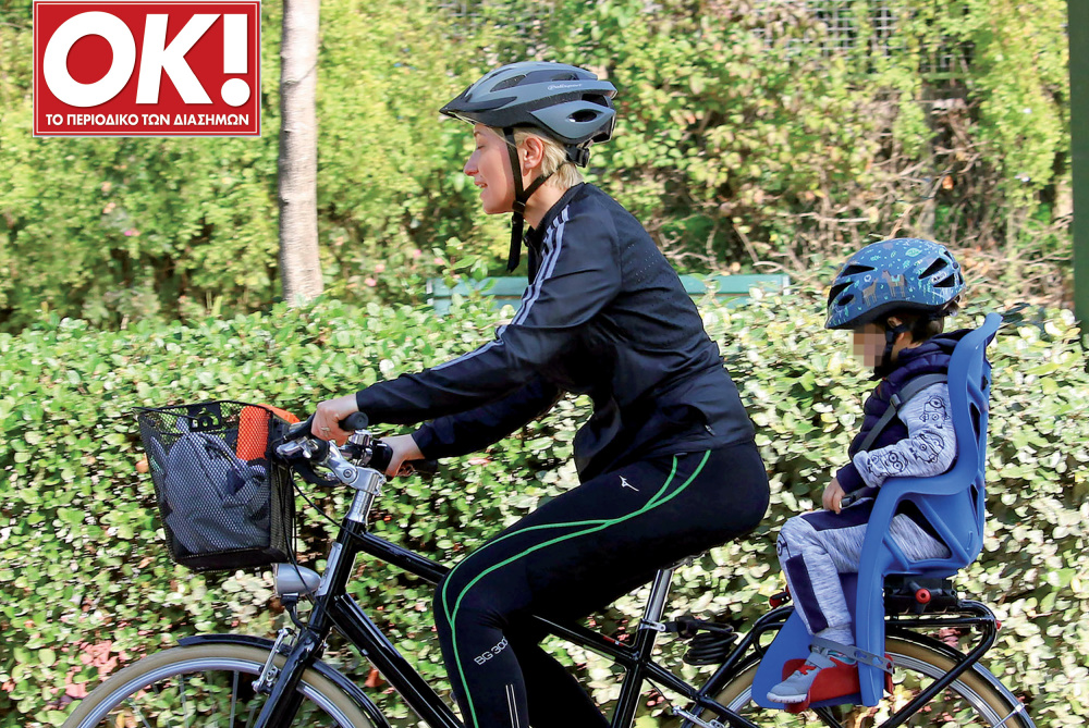 Σία Κοσιώνη: Ποδηλατάδα με τον γιο της στο κέντρο της Αθήνας!