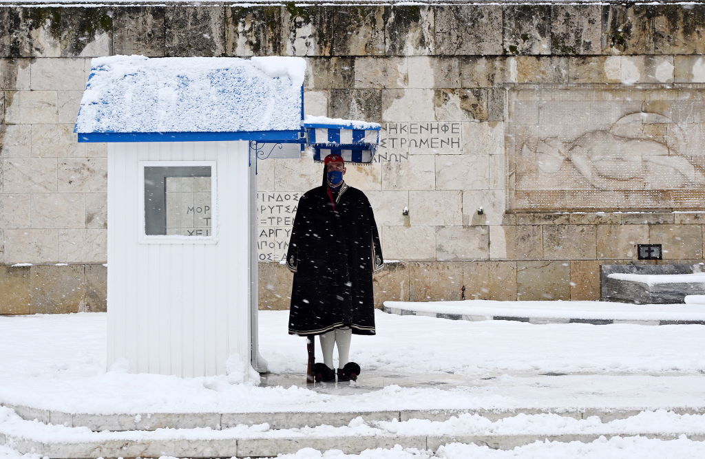 Κακοκαιρία «Μήδεια»: Υπέροχες εικόνες από τη χιονισμένη Αθήνα – Στο ύψος τους οι Εύζωνες