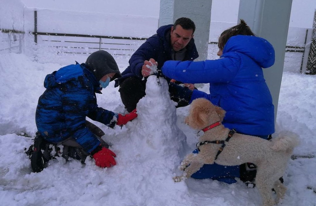 Αλέξης Τσίπρας: Έφτιαξε χιονάνθρωπο μαζί με τα παιδιά του
