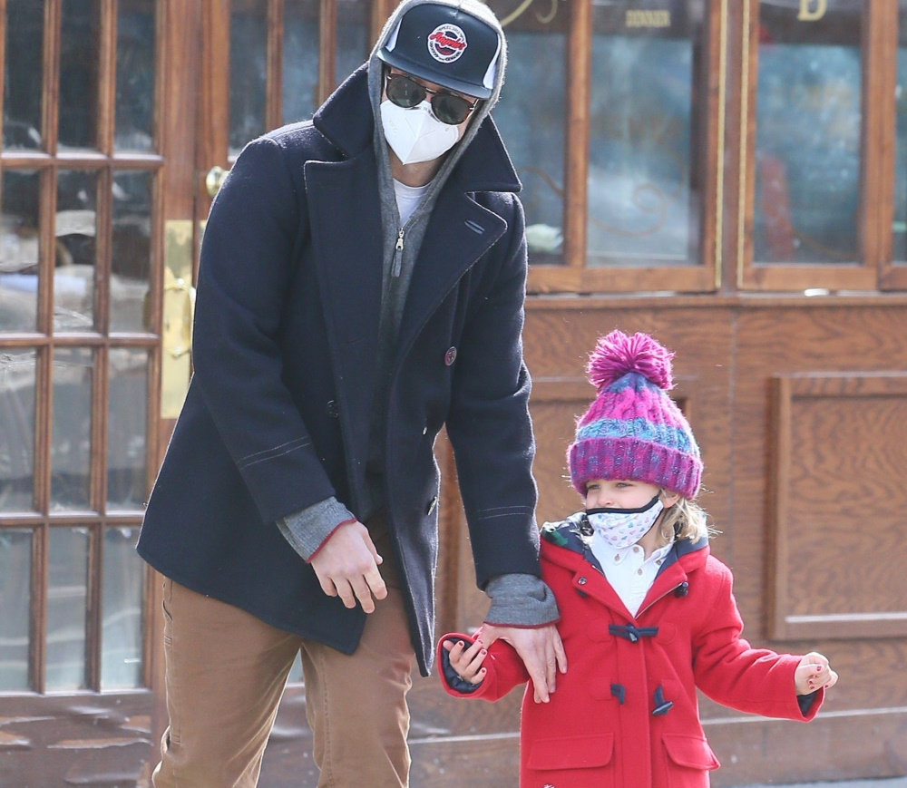 Bradley Cooper: Βόλτα με την 3χρονη κόρη του στους χιονισμένους δρόμους της Νέας Υόρκης (Φωτογραφίες)