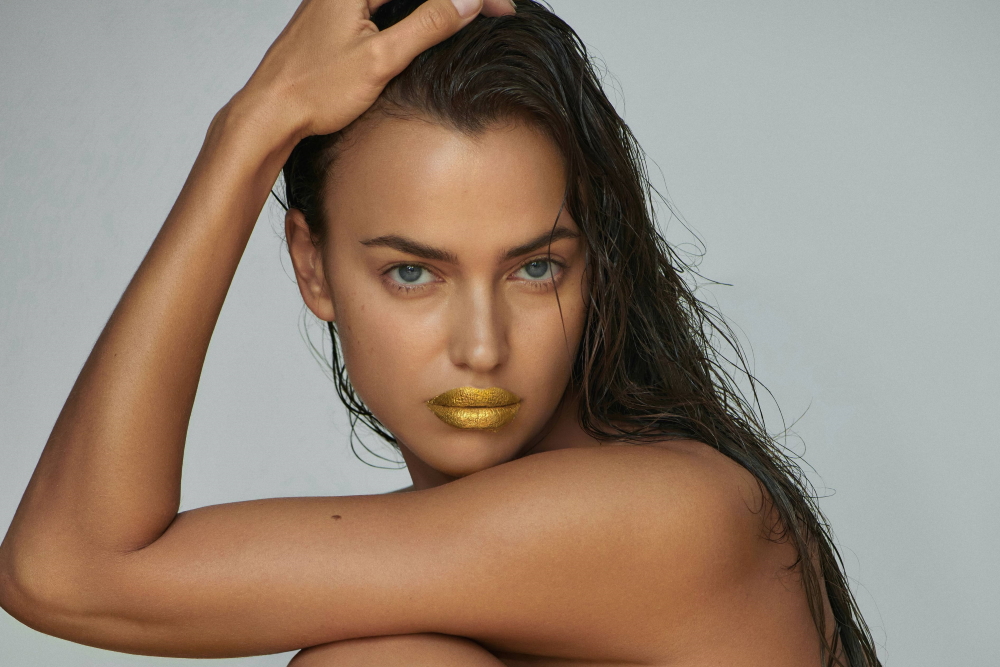 Irina Shayk: Ποζάρει γυμνή με «χρυσά» χείλη για τις ανάγκες της νέας συνεργασίας της