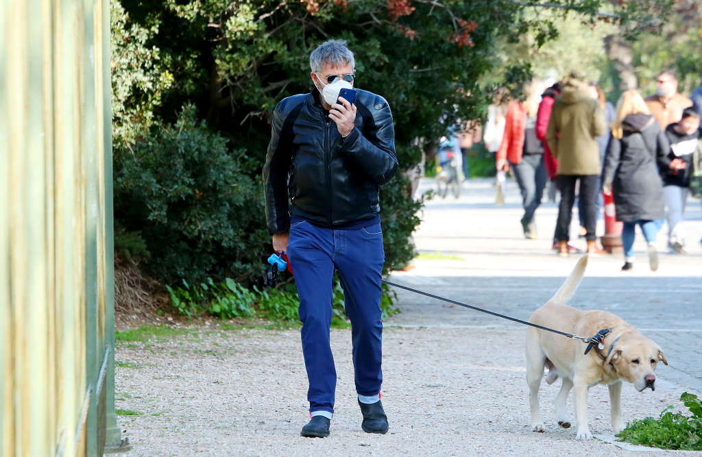 Θοδωρής Αθερίδης: Περίπατος με τον σκύλο της Σμαράγδας Καρύδη