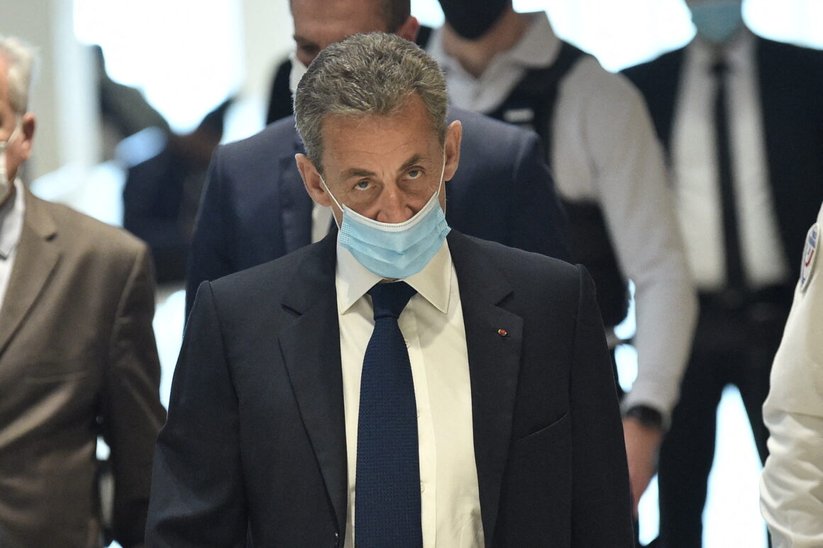 Nicolas Sarkozy: Καταδικάστηκε σε τρία χρόνια φυλάκιση – Το ηλεκτρονικό βραχιολάκι που θα τον συνοδεύει έως ότου εκτίσει την ποινή του