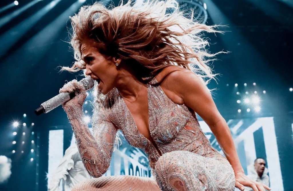 Jennifer Lopez: «Έριξε» το Instagram με το αψεγάδιαστο κορμί της