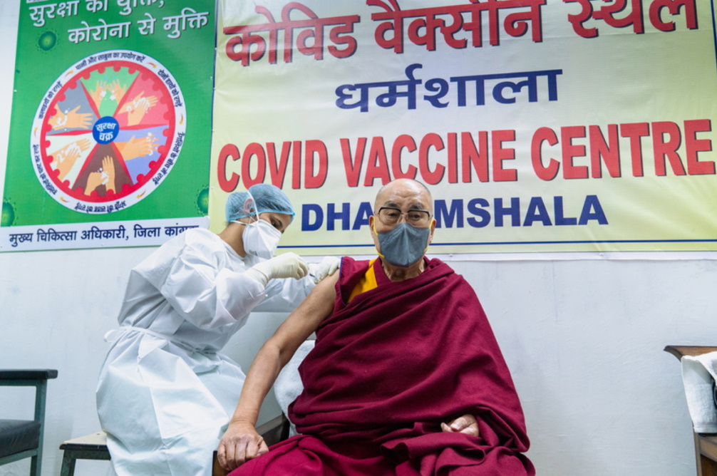 Δαλάι Λάμα: Εμβολιάστηκε κατά του κορονοϊού