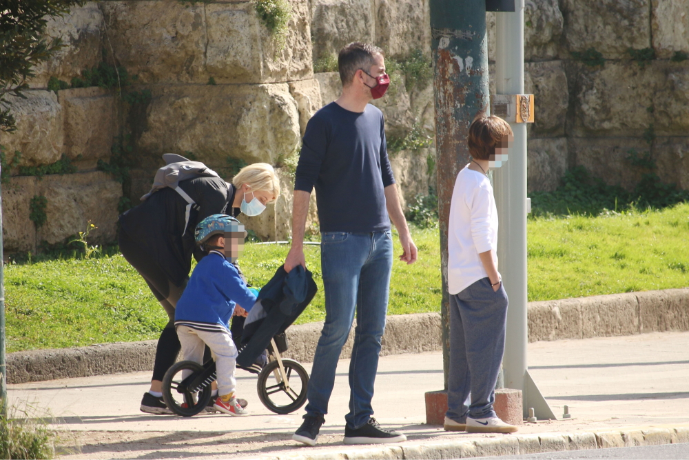 Κώστας Μπακογιάννης – Σία Κοσιώνη: Βόλτα στο κέντρο της Αθήνας με τα παιδιά
