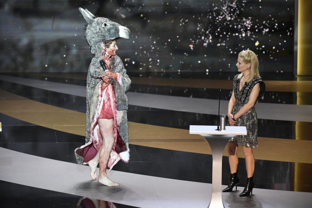 Βραβεία César: Επεισοδιακή η απονομή των γαλλικών Oscars – Πέταξε τα ρούχα της για να διαμαρτυρηθεί η Corinne Masiero
