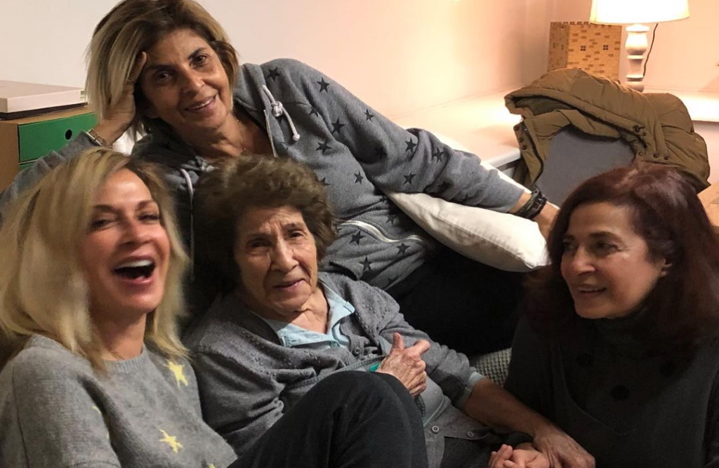Άννα Βίσση: Η μαμά της έγινε 89 ετών και το γιόρτασε μαζί με τις κόρες της
