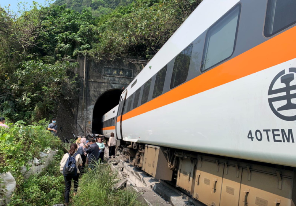 Τραγωδία στην Ταϊβάν: 36 νεκροί από εκτροχιασμό τρένου – 72 τραυματίες και πολλοί παγιδευμένοι 