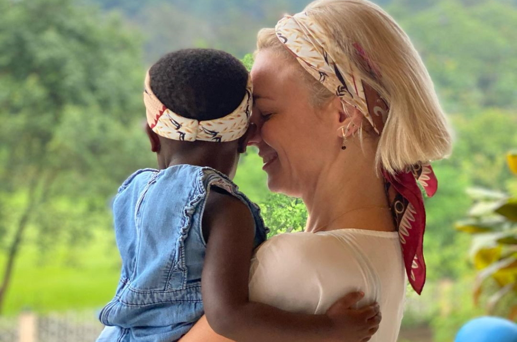 Συγκινεί η Χριστίνα Κοντοβά: Στην Ουγκάντα για να υιοθετήσει ένα παιδάκι – Στο πλευρό της ο Τζώνη Καλημέρης