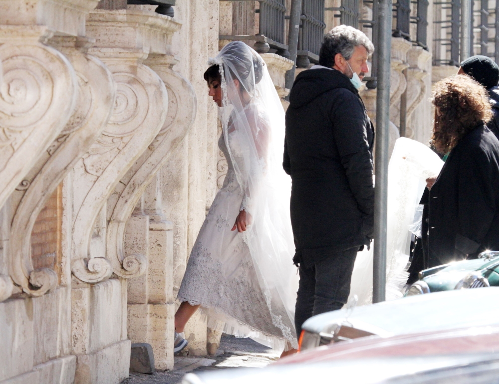 Lady Gaga: Η εντυπωσιακή μεταμόρφωσή της σε νύφη του Gucci