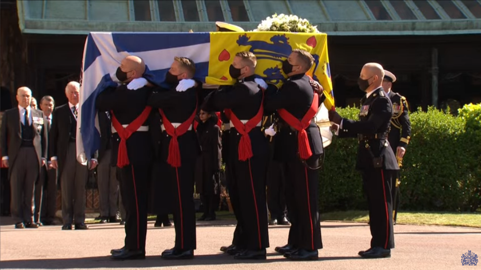 Πρίγκιπας Φίλιππος: Με την ελληνική σημαία στο φέρετρό του μεταφέρθηκε στο παρεκκλήσι του Αγίου Γεωργίου στο Κάστρο του Windsor