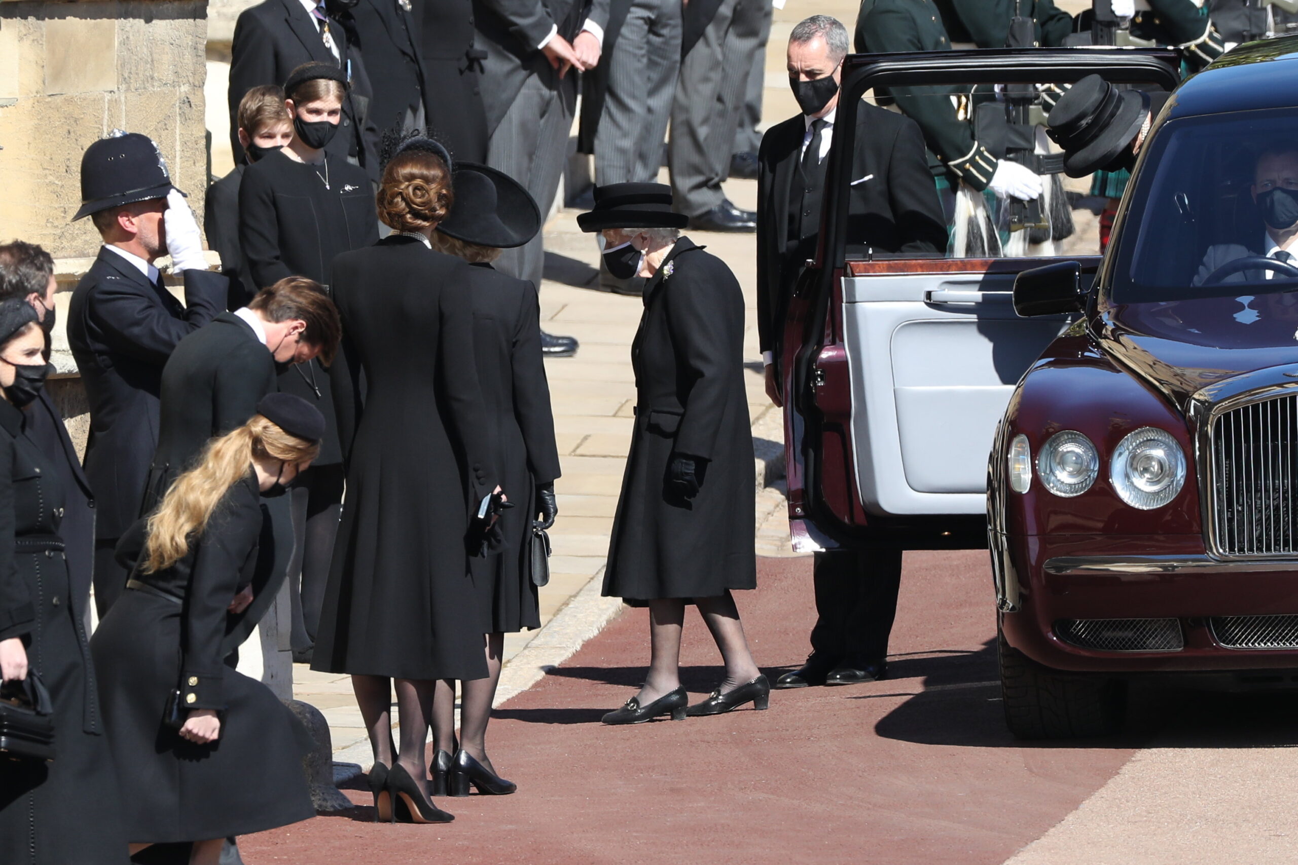 Βασίλισσα Ελισάβετ: Καταβεβλημένη και μαυροφορούσα αλλά με απόλυτη τάξη στην κηδεία του συζύγου της – Φωτογραφίες