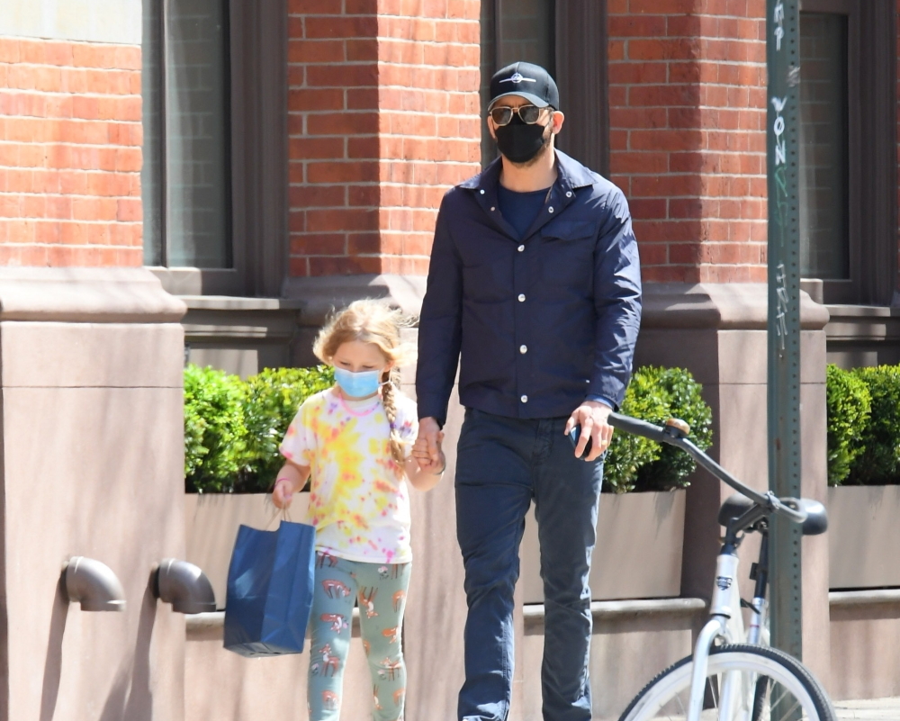 Ryan Reynolds: Βόλτα με την κόρη του στη Νέα Υόρκη μετά τον εμβολιασμό του