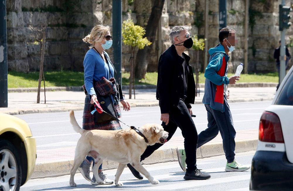 Θοδωρής Αθερίδης – Σμαράγδα Καρύδη: Βόλτα με τον σκύλο τους στο κέντρο της Αθήνας