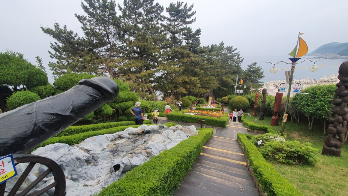 Και όμως αυτό είναι δημόσιο πάρκο στη Νότια Κορέα και είναι αφιερωμένο στο ανδρικό… μόριο!