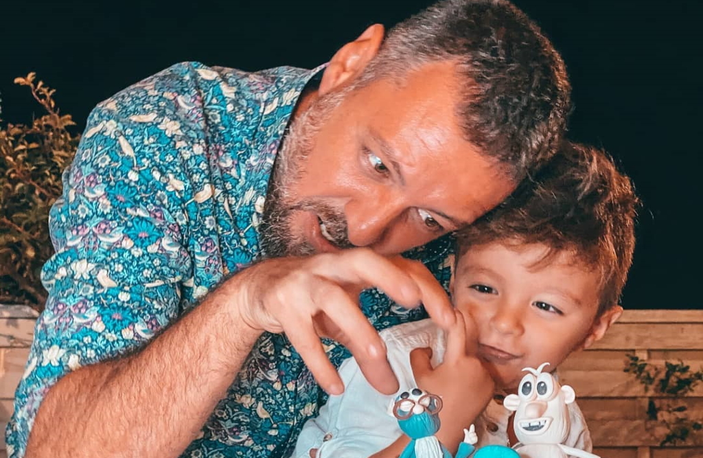 Αγγελική Δαλιάνη – Μάνος Παπαγιάννης: Ο γιος τους φτιάχνει τσουρέκι – «τούμπανο» και «λιώνει» το Instagram