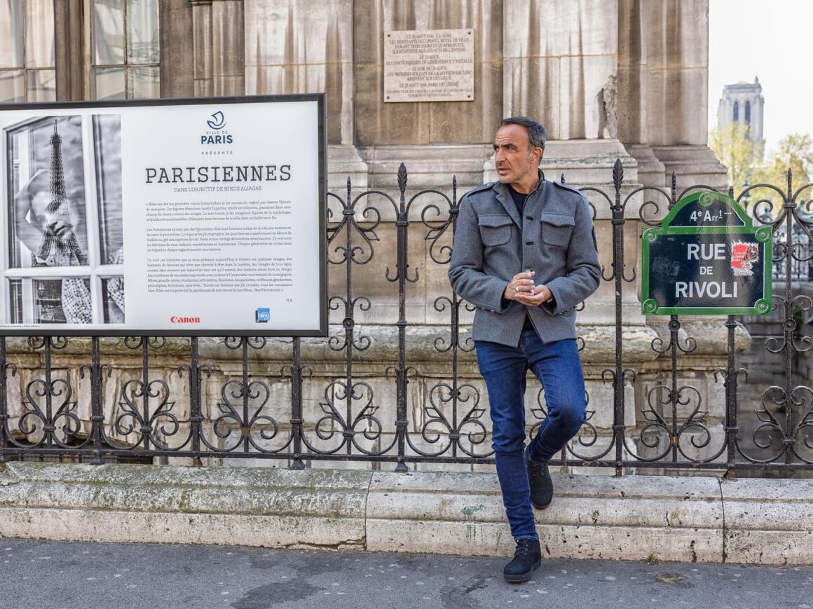 Νίκος Αλιάγας: Η νέα του φωτογραφική δουλειά εκτίθεται στο δημαρχείο του Παρισιού – Η συγκινητική αναφορά στον πατέρα του