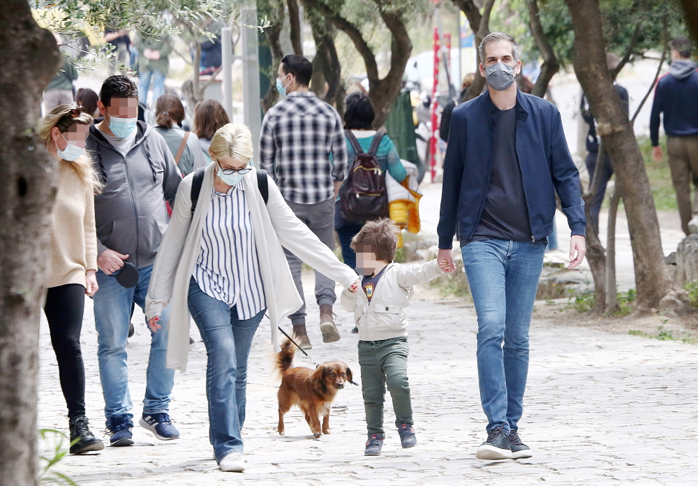 Σία Κοσιώνη – Κώστας Μπακογιάννης: Η ανοιξιάτικη βόλτα με τον γιο τους στο κέντρο της Αθήνας