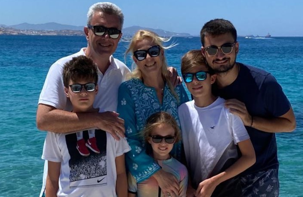 Νίκος Χατζηνικολάου: Αγκαλιά με τα παιδιά και τη σύζυγό του ευχήθηκε «εκδρομές ξανά»