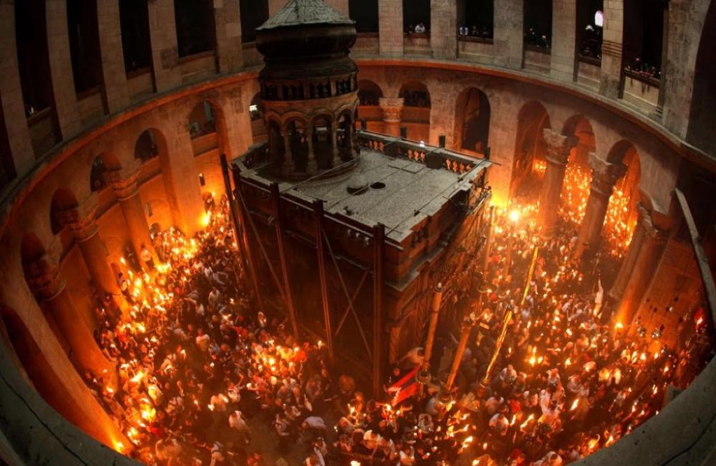 Πάσχα 2021: Με λαμπρότητα η τελετή αφής του Αγίου Φωτός στα Ιεροσόλυμα
