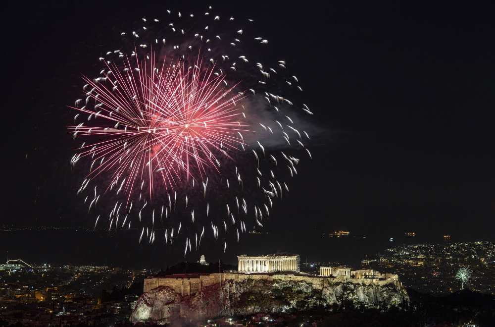 Τζένη Μπαλατσινού: Κατέγραψε τα εντυπωσιακά πυροτεχνήματα της Ανάστασης στην Αθήνα