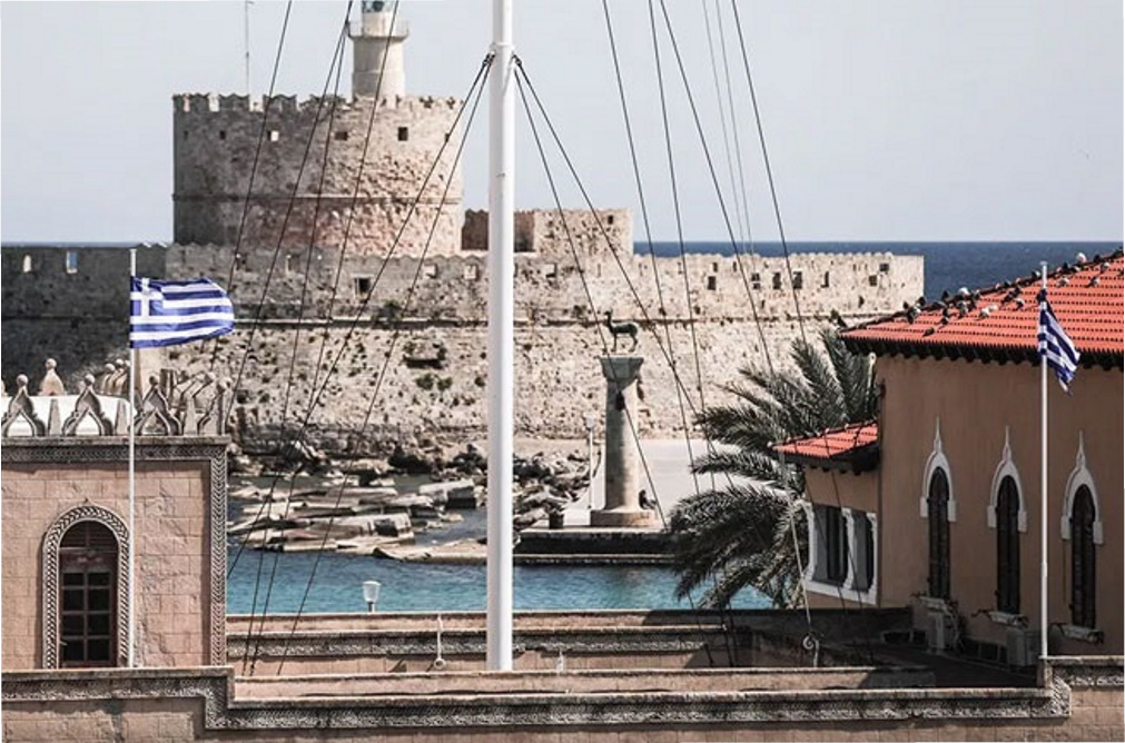 Ρόδος: 48χρονος κατέβασε την ελληνική σημαία και έπειτα από καταδίωξη μαχαίρωσε αστυνομικό
