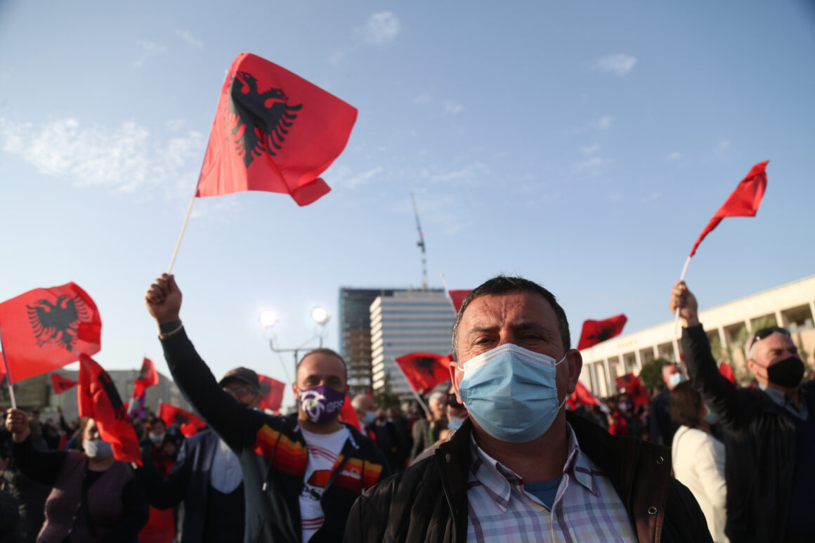 Αλβανία: Ο Ράμα καθαιρεί τον πρόεδρο Μέτα που καταγγέλλει νοθεία στις εκλογές