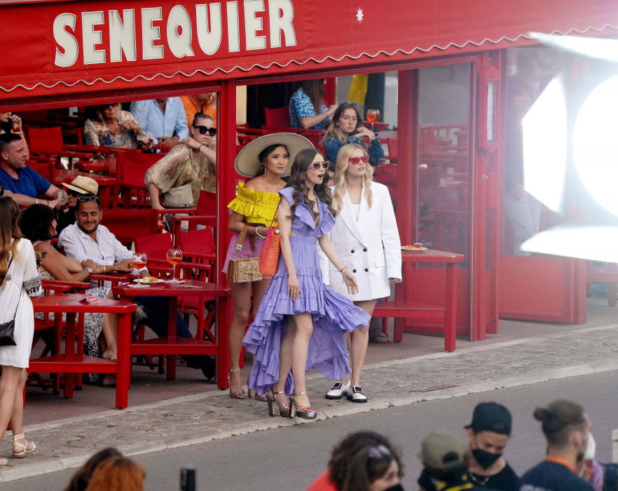 Lily Collins: Δείτε τη στα γυρίσματα της δεύτερης σεζόν του Emily In Paris στο St. Tropez