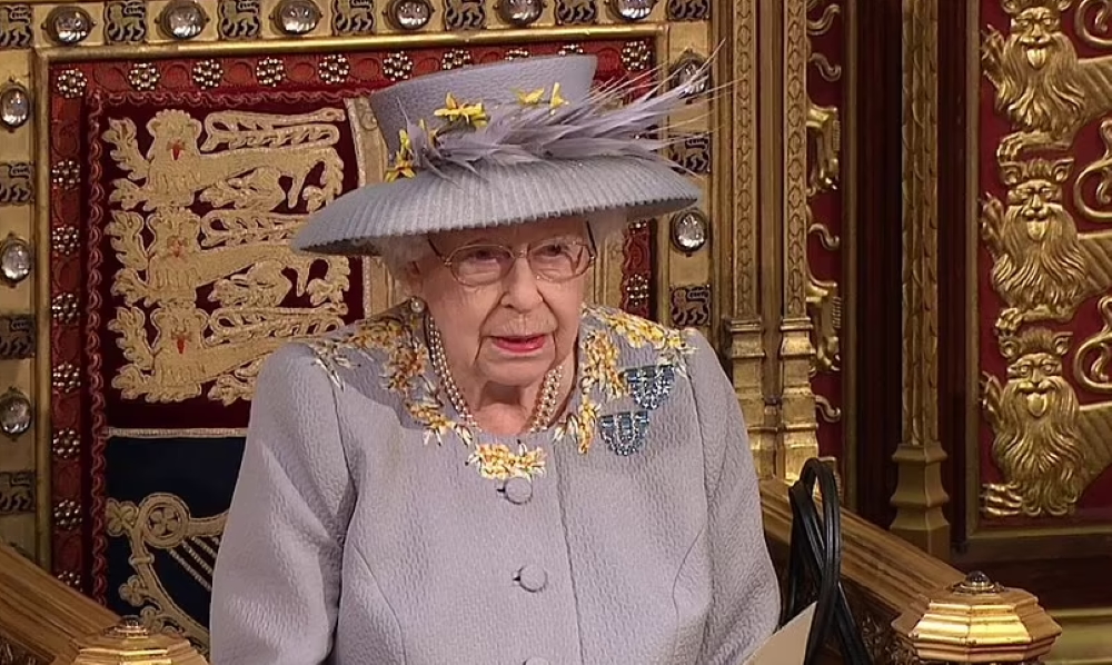 Βασίλισσα Ελισάβετ: Με αυτά τα δύο κοσμήματα πρόκειται να ταφεί