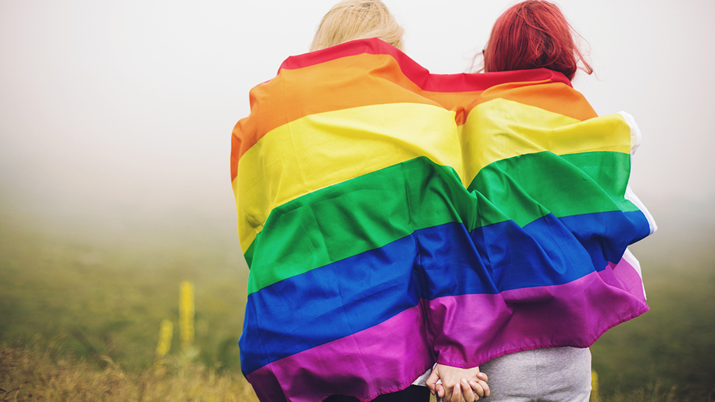 Παγκόσμια Ημέρα κατά της Ομοφοβίας: «Όλοι γεννιούνται ελεύθεροι και ίσοι στην αξιοπρέπεια και τα δικαιώματα» – Τι ισχύει όμως στην πράξη;