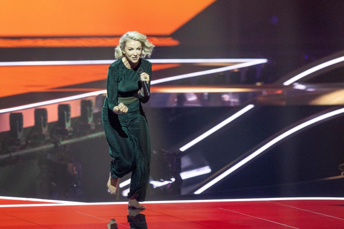 Eurovision 2021: Ξυπόλητη η τραγουδίστρια της Ιρλανδίας, Lesley Roy