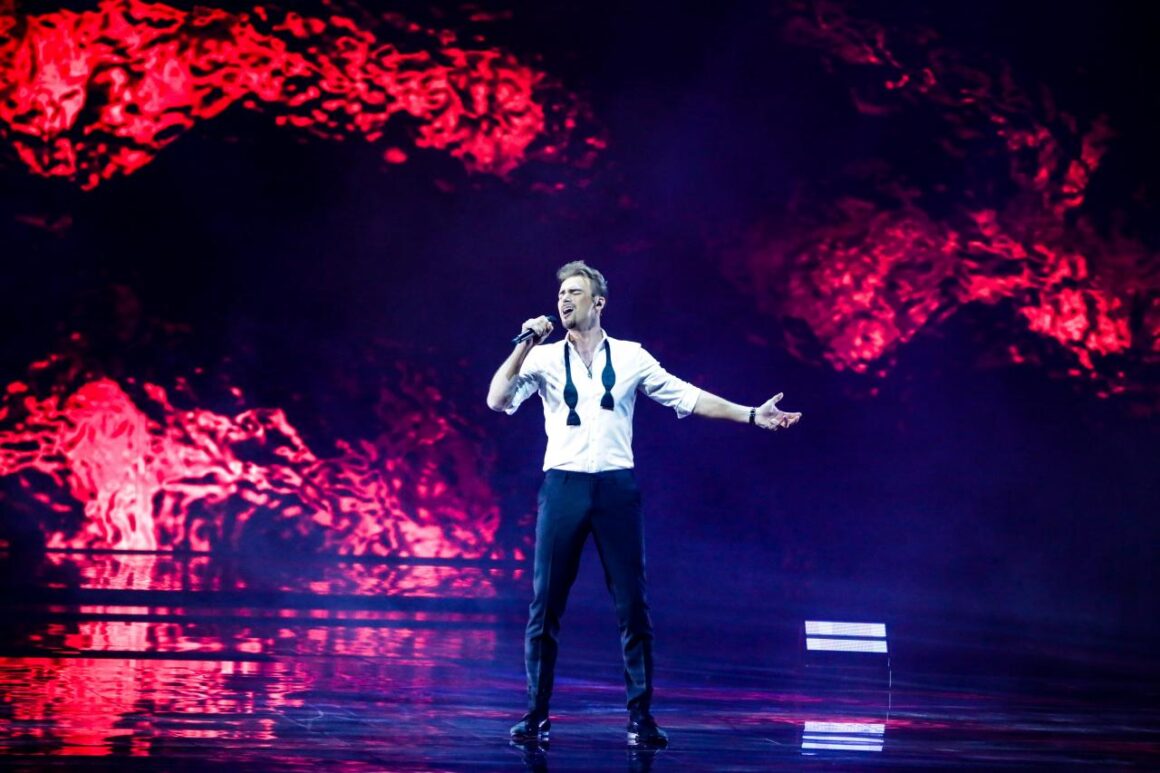 Eurovision 2021 – Β’ Ημιτελικός: Ο «Κλούνεϊ» της Εσθονίας και ο «χρυσός» Benny Cristo με τους καπνούς που εμπόδιζαν τη Stefania