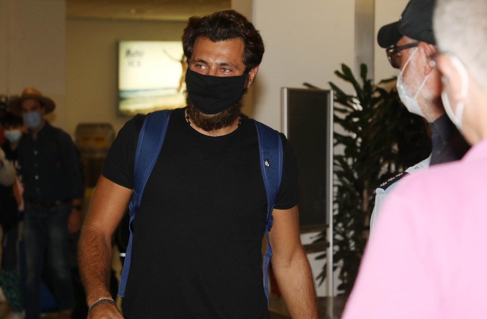 Survivor: Υποδοχή με πανό και βεγγαλικά για τον Νίκο Μπάρτζη στο αεροδρόμιο