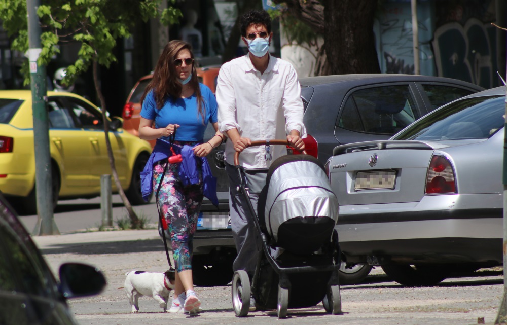 Ορφέας Αυγουστίδης: Οι πρώτες βόλτες στο κέντρο της Αθήνας με τη σύντροφό του και τον 1,5 μηνών γιο τους