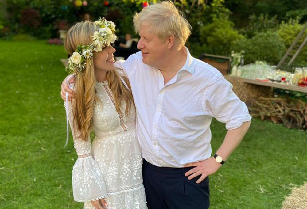 Μυστικός γάμος για τον Boris Johnson! Έλληνας σχεδιαστής πίσω από το νυφικό που επέλεξε η Carrie Symonds