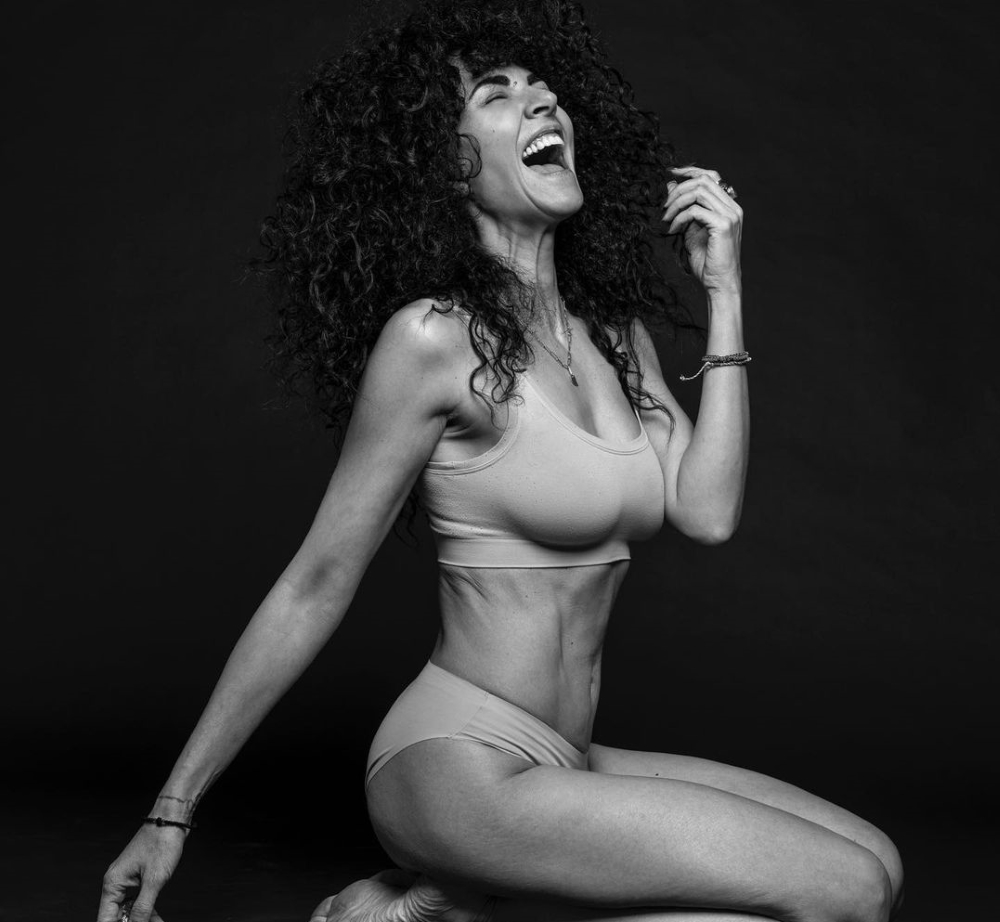 Μαρία Σολωμού: Ανέβασε αρετουσάριστες φωτογραφίες του σώματός της – «Έχω ραγάδες από τα 13 μου»