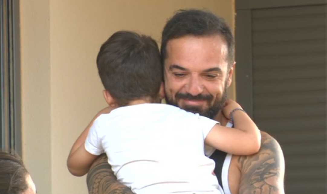 Τριαντάφυλλος: Η τρυφερή αγκαλιά με τον γιο του και οι πρώτες εικόνες από το σπίτι του – Τον υποδέχθηκαν με καπνογόνα