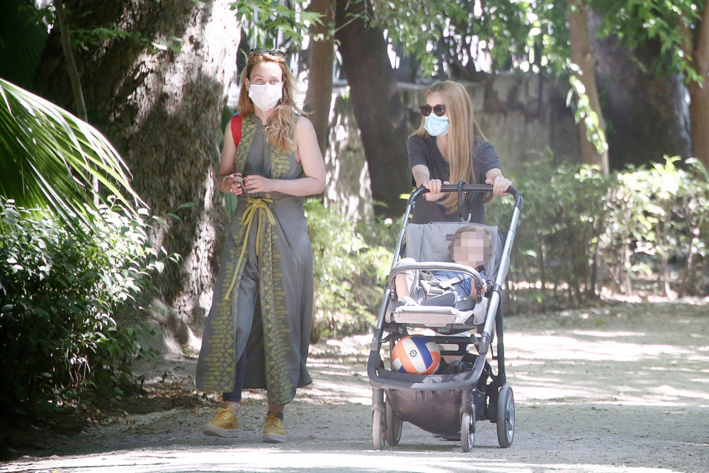 Μαμάδες εν δράσει: Ιωάννα Παππά και Λένα Παπαληγούρα για βόλτα με τα παιδιά τους στον Εθνικό Κήπο