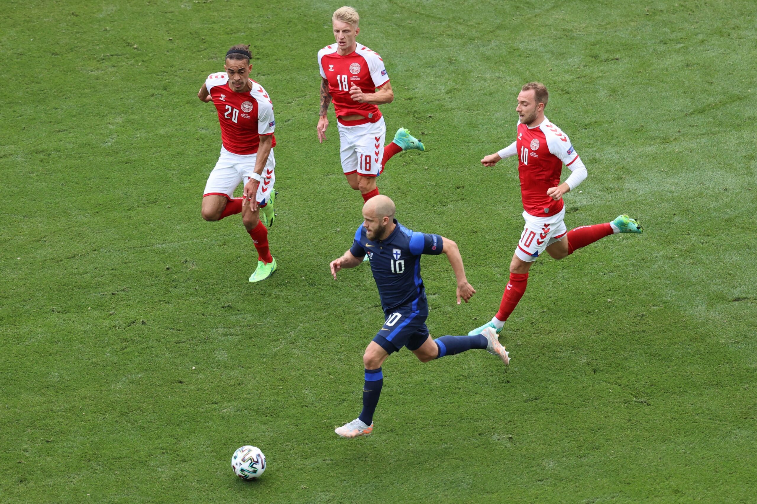 Σοκ στο Euro: Κατέρρευσε παίκτης της Εθνικής Δανίας στο ματς με τη Φινλανδία – Οι εικόνες των συμπαικτών του να προσεύχονται