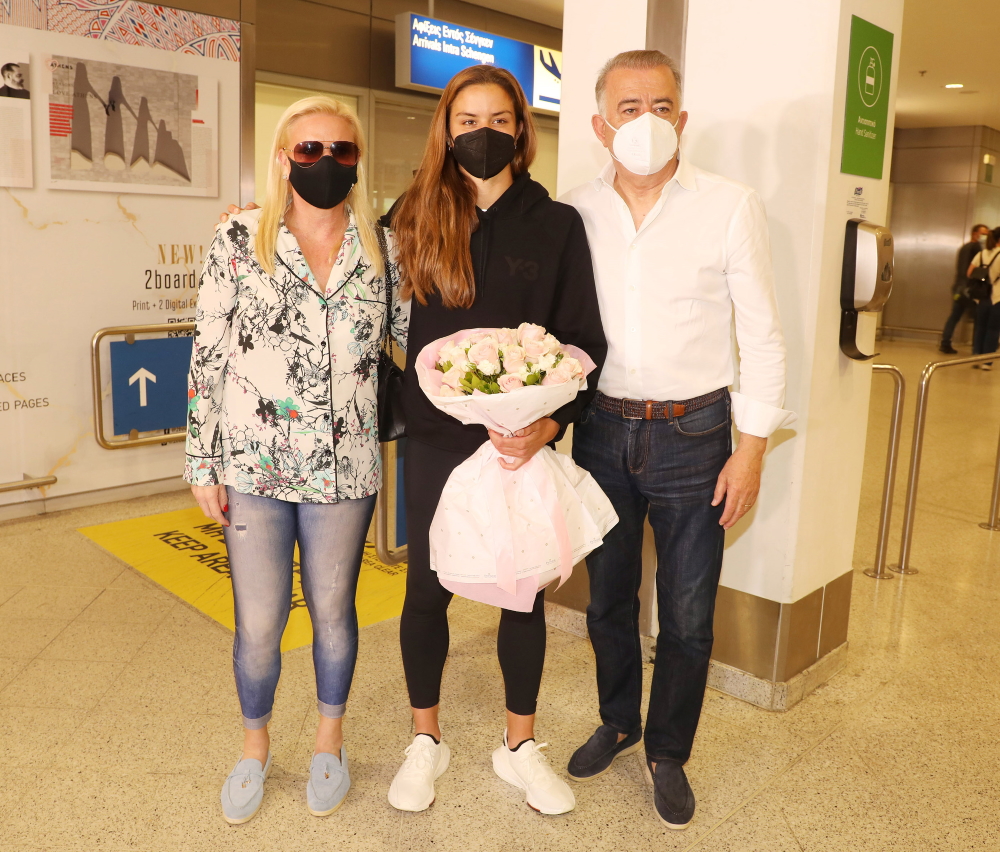 Μαρία Σάκκαρη: Η συγκινητική υποδοχή από τους γονείς της στο αεροδρόμιο – Φωτογραφίες και βίντεο