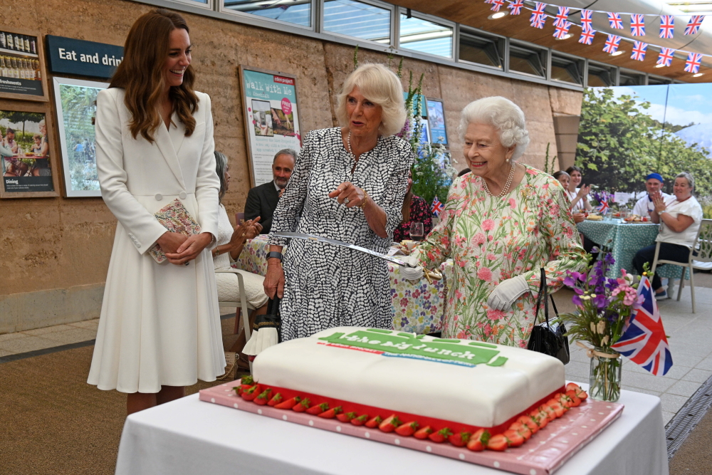 «Έκλεψε» την παράσταση η Βασίλισσα Ελισάβετ – Τα γέλια με τη Δούκισσα Kate, η τούρτα που έκοψε με…. σπαθί και το φλεγματικό χιούμορ με τους G7