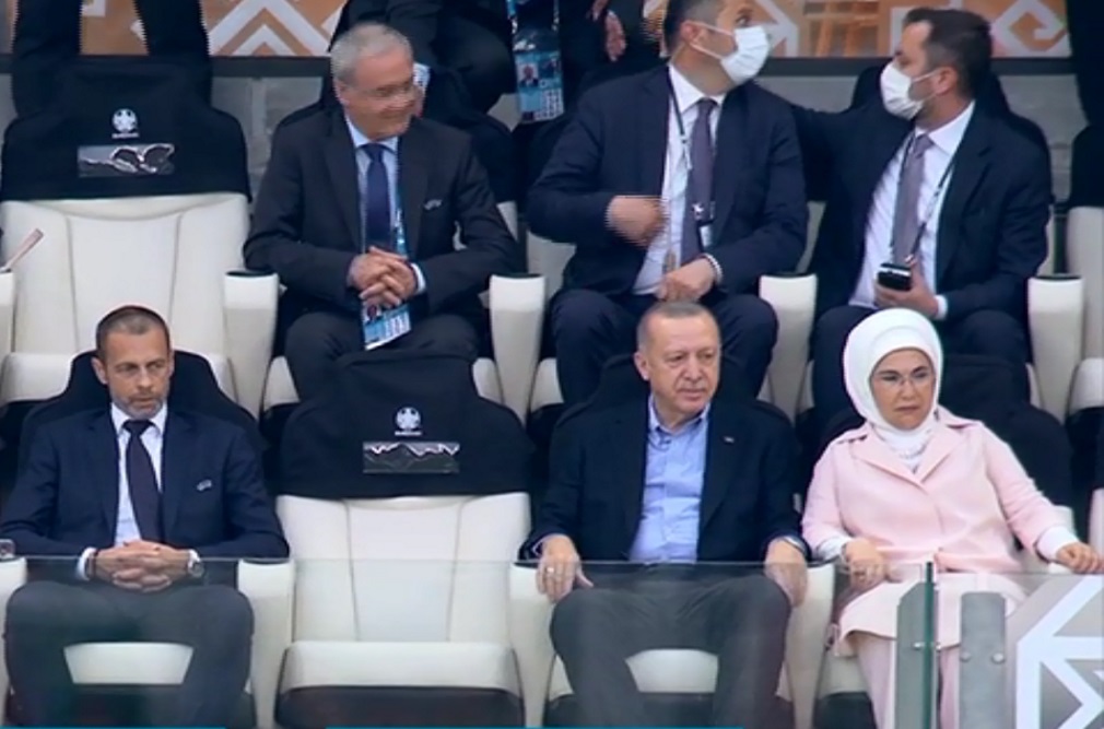Euro 2020:  Ο Ερντογάν με τη σύζυγό του, Εμινέ στο παιχνίδι Τουρκία – Ουαλία στο Μπακού
