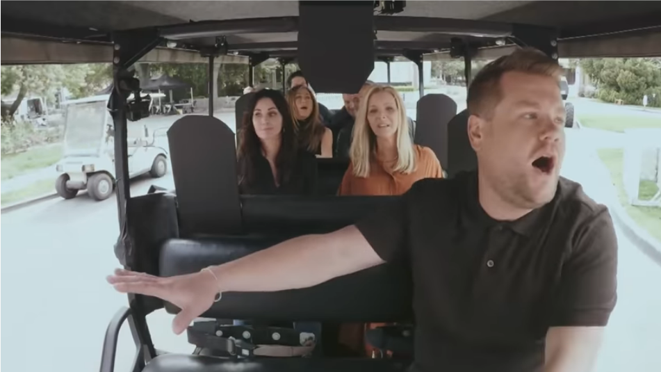 Νέο «χτύπημα» από τα «Φιλαράκια»: Έκαναν Carpool Karaoke με τον James Corden τραγουδώντας τους τίτλους της σειράς