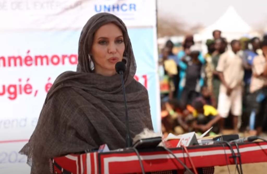 Angelina Jolie: Επισκέφθηκε καταυλισμό προσφύγων στην Μπουρκίνα Φάσο