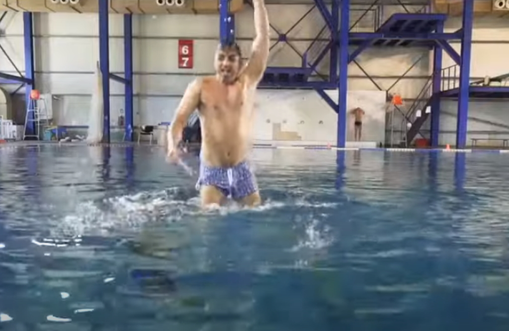 Γιώργος Καπουτζίδης: Δοκίμασε να κάνει καλλιτεχνική κολύμβηση και ήταν απολαυστικός