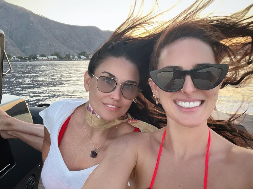 Demi Moore: Οι διακοπές στη Σαντορίνη και οι βόλτες με το σκάφος στο Αιγαίο
