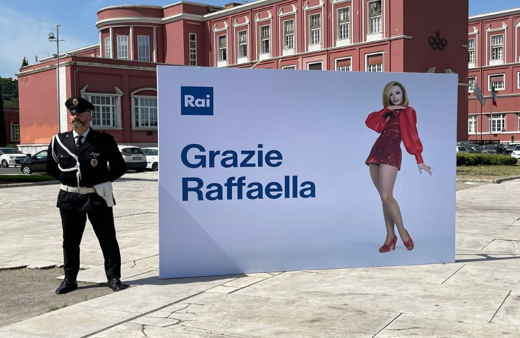 Χιλιάδες πολίτες στους δρόμους της Ρώμης είπαν “grazie” στη Raffaella Carrà (Φωτογραφίες, βίντεο)