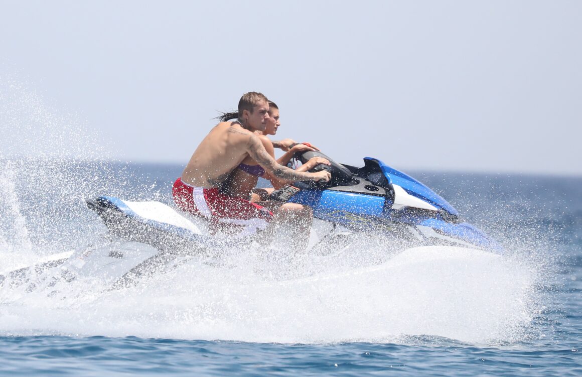 Justin & Hailey Bieber: Έκαναν βόλτες με το jet ski στη Μήλο και εξερεύνησαν τον βυθό