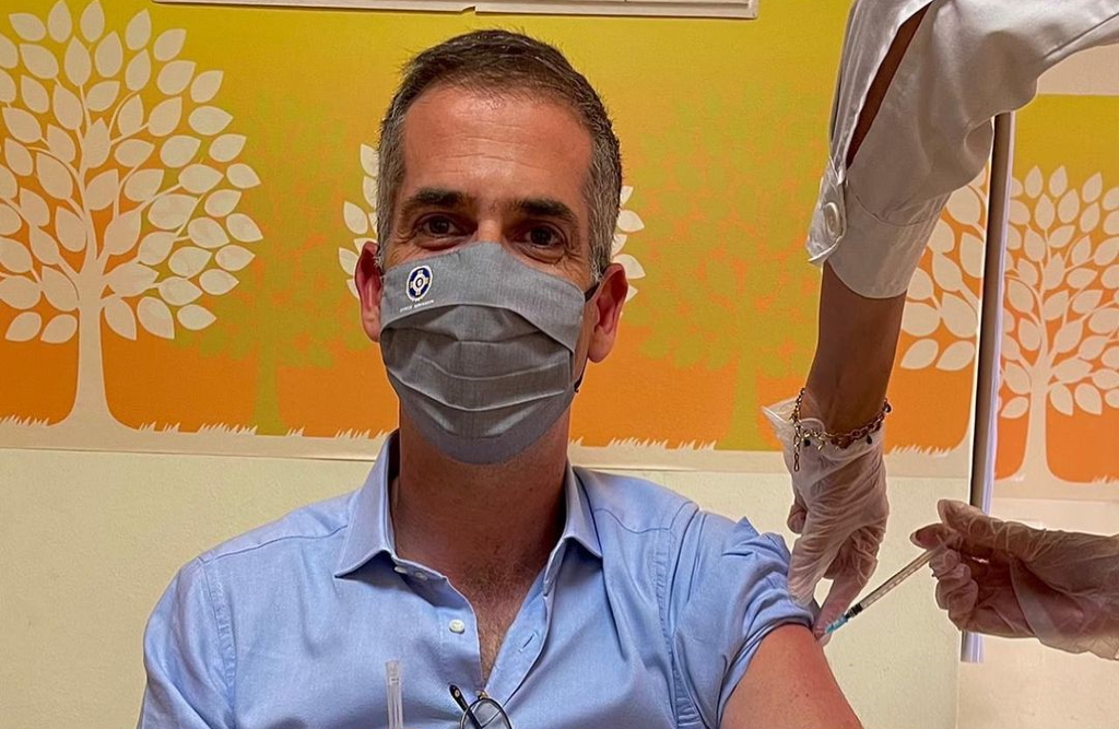 Κώστας Μπακογιάννης: Πραγματοποίησε τη δεύτερη δόση του εμβολίου με το… καπάκι στο χέρι